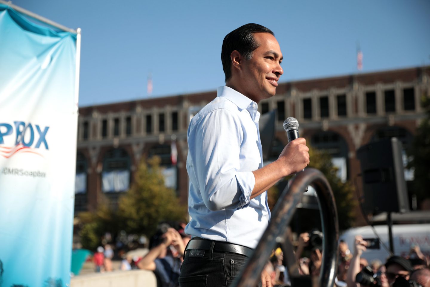 Julian Castro mic